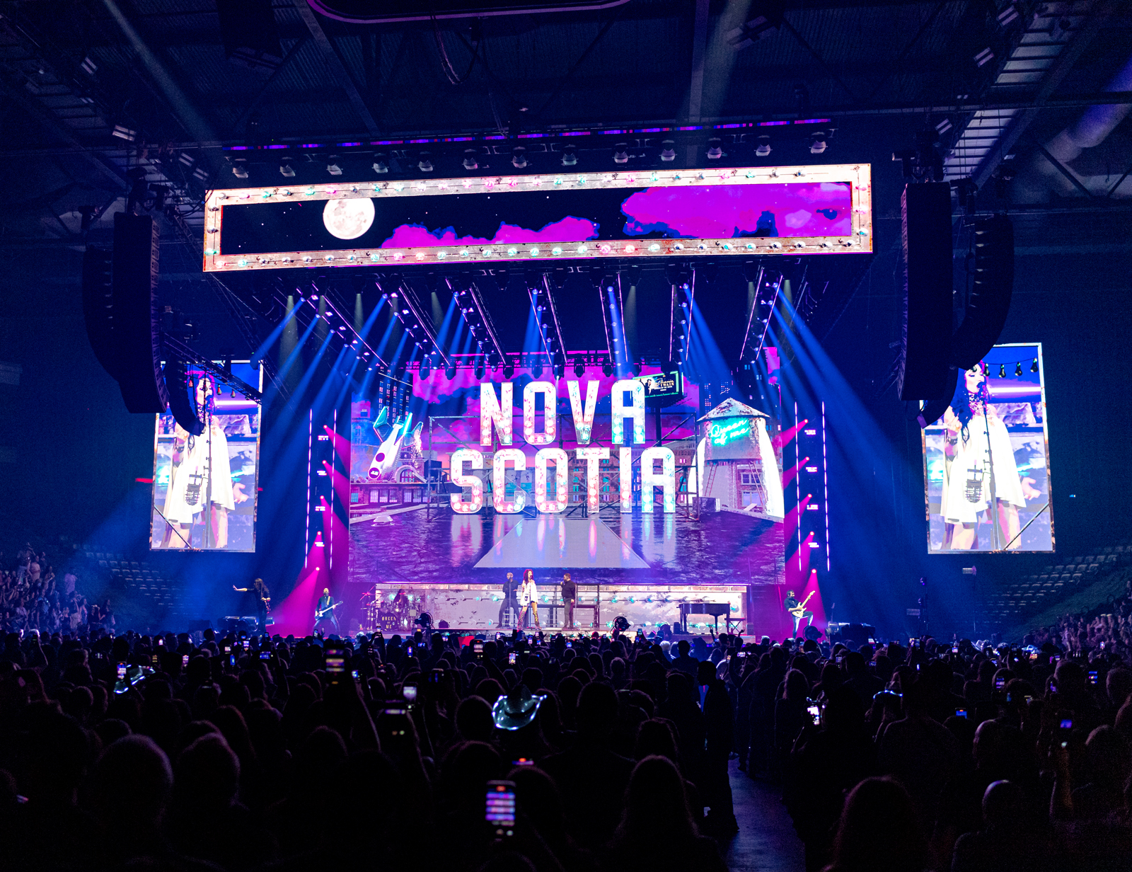 Fan's cheer at the Shania Twain concert (Photo: James Bennett)